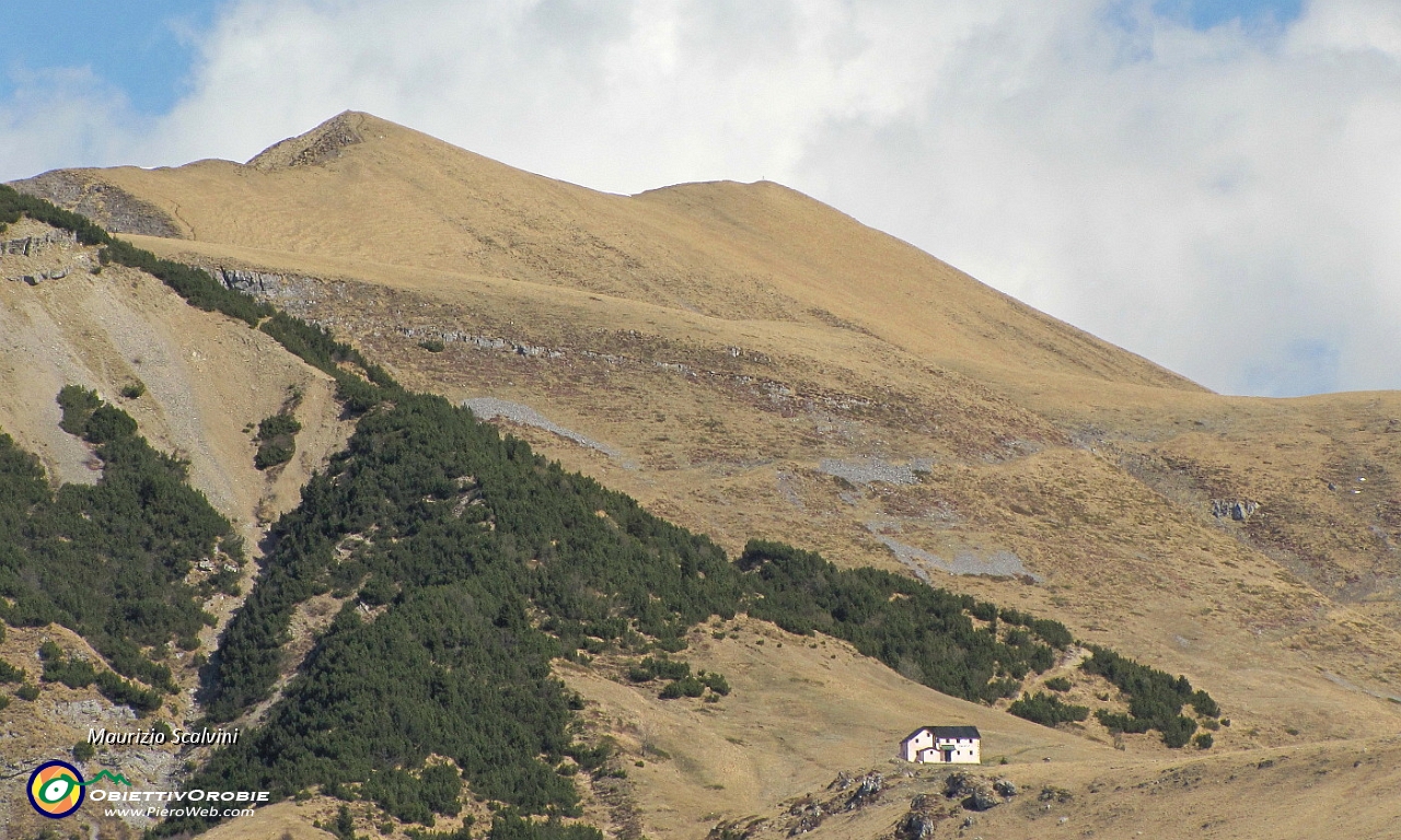 32 L'Aralalta e il Baciamorti, con l'ex rifugio Battisti....JPG